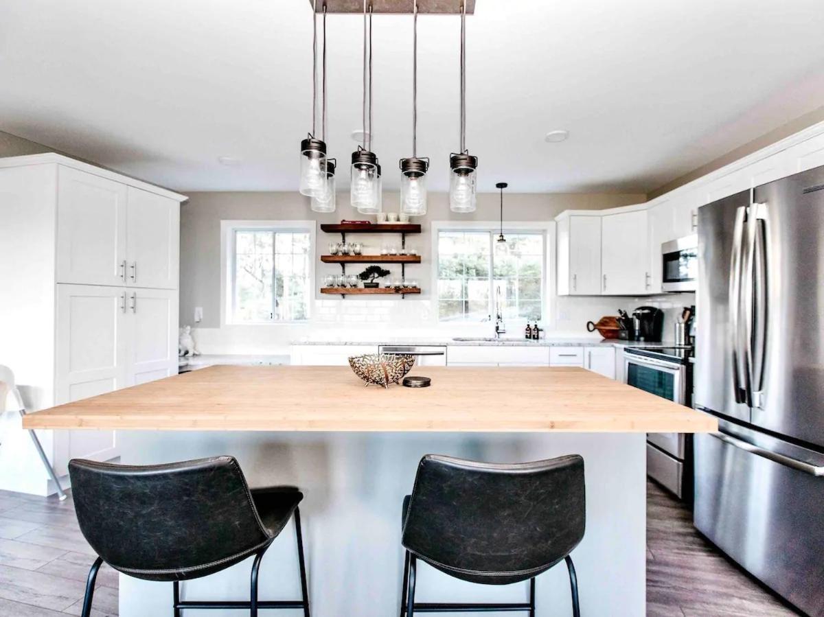 Stunning Home With Amazing Views Near The City Victoria Extérieur photo