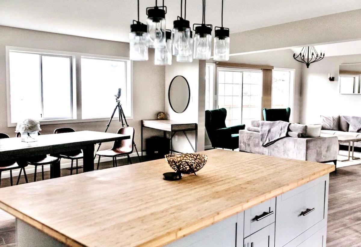 Stunning Home With Amazing Views Near The City Victoria Extérieur photo